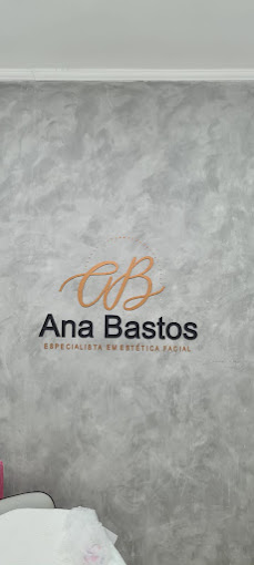 Identidade visual Ana Bastos na parede da clínica